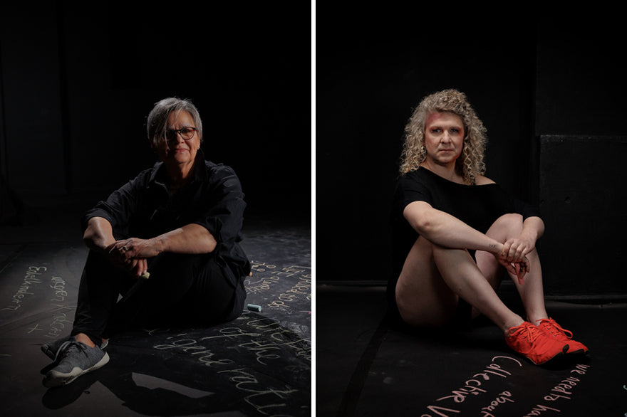 Roswitha und Moon sitzen auf dem Boden und schauen in die Kamera